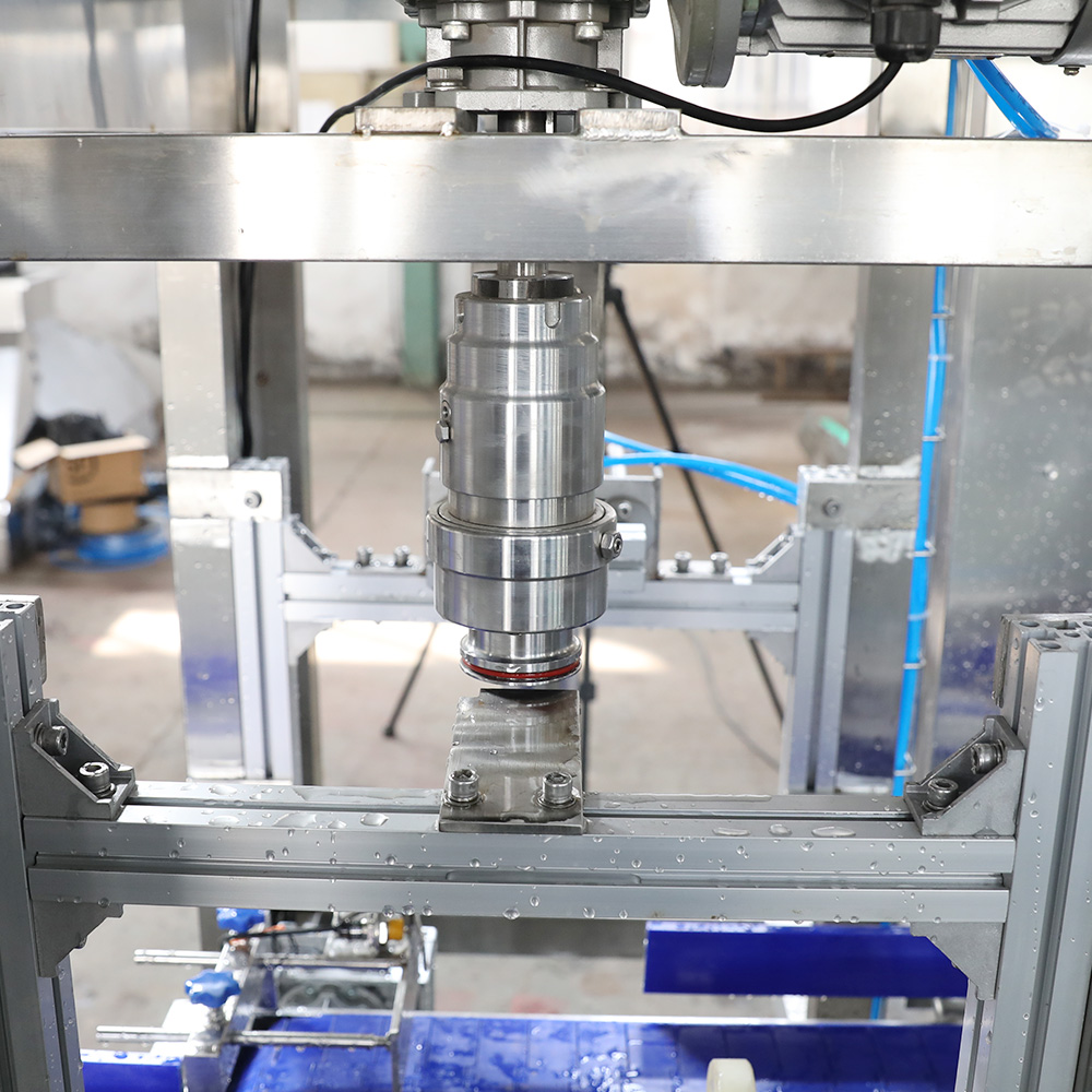 3L 4L 5L Botella grande Lineal 3 en 1 Máquina de llenado de agua de alta velocidad Línea de embotellado de agua mineral